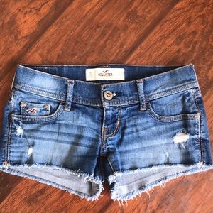 HOLLISTER DENIM DISTRESS SHORT SHORTS